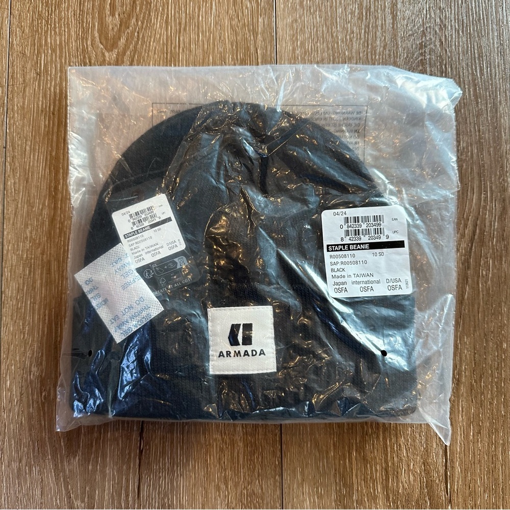 NWT Armada Staple Beanie hat one size black